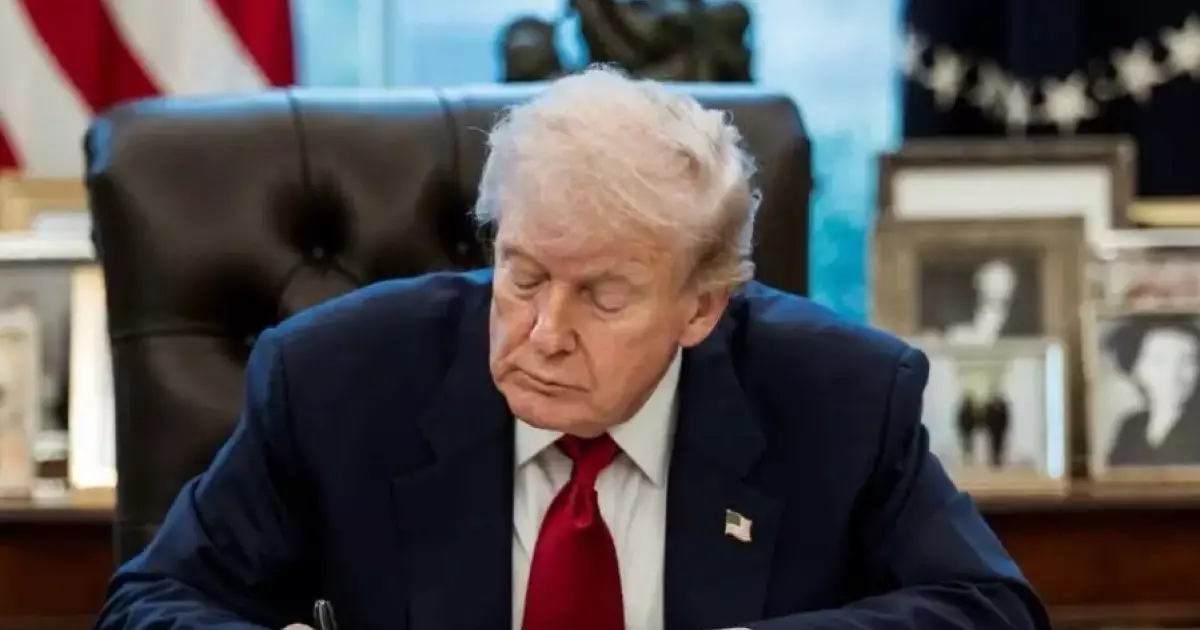  Трамп АҚШ тарихында алғаш рет доллар банкноттарына қолтаңбасын қояды 