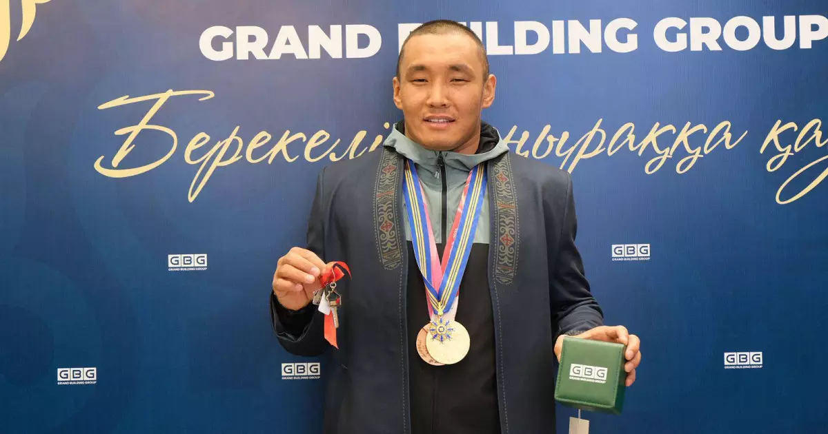   Паралимпиада ойындарының жеңімпазы Ербол Хамитовқа екі бөлмелі  пәтердің  кілті табысталды   