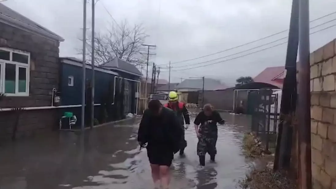 В Баку из-за сильных дождей эвакуировали жителей подтопленных домов
