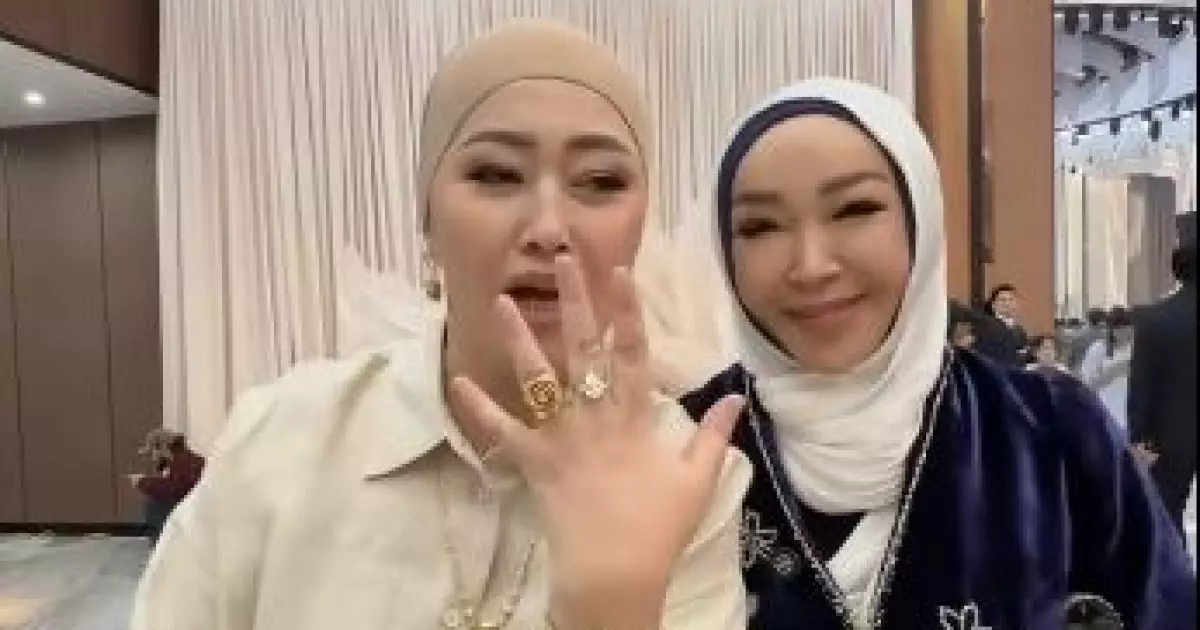   Айнұр Тұрсынбаева әнші Наркенже Серікбаеваға бриллиант сыйлады (видео)   