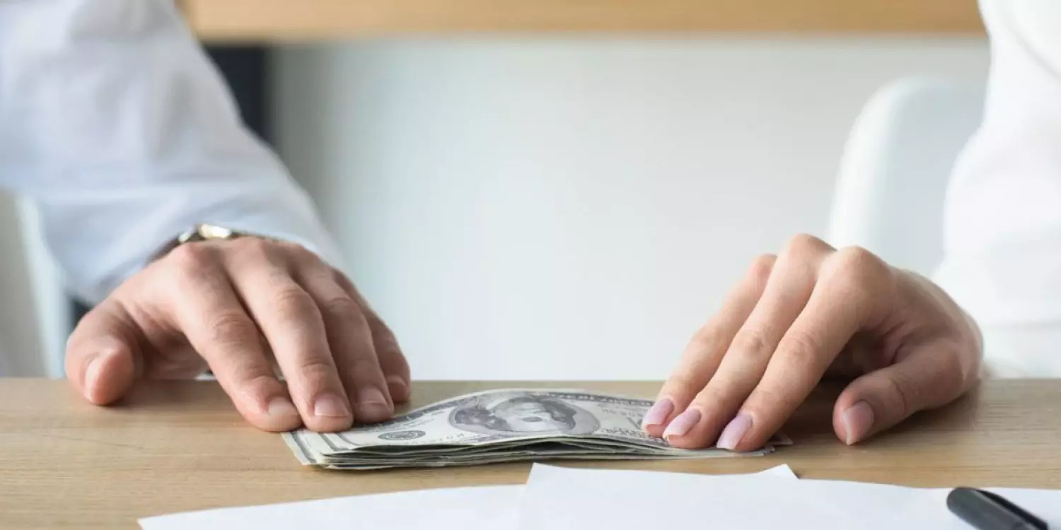 Дәрігер “әскерден босатамын” деп миллиондап ақша алған