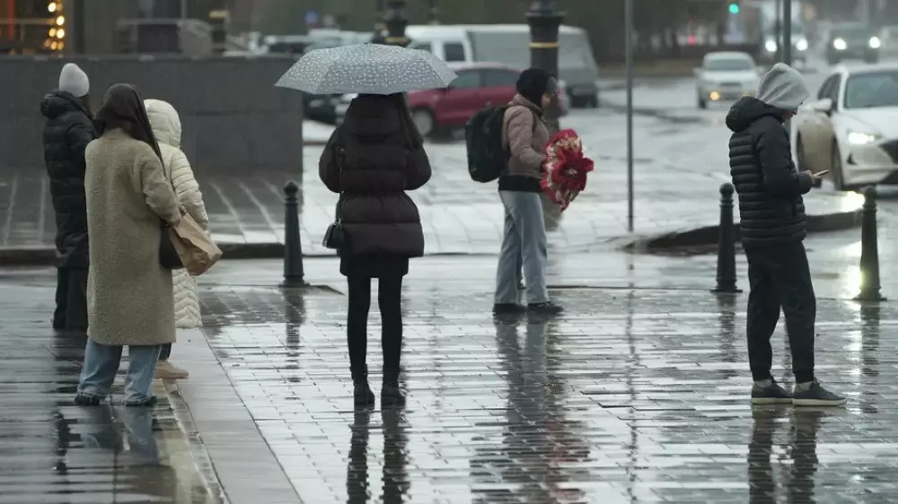 Осадки, сильный ветер, пыльная буря: штормовое предупреждение объявлено в Астане и 15 областях