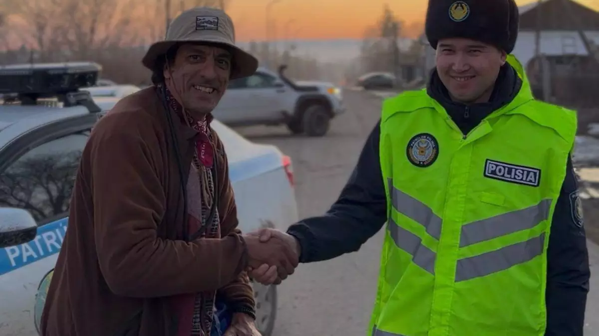 Полицейские ВКО починили велосипед путешественнику из Марокко