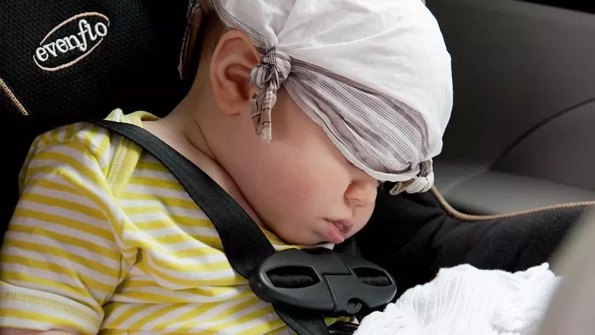 Подростки нашли на обочине автолюльку с младенцем в России