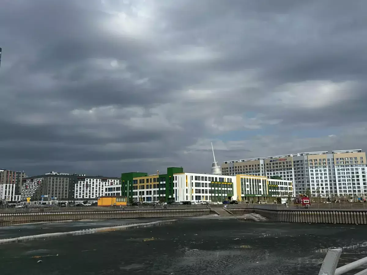 «Утопаем в грязи»: жители района за Хан-Шатыром пожаловались на бездействие акимата