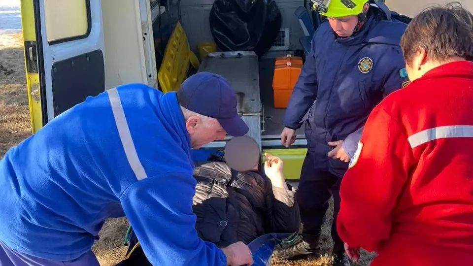 Женщина получила травму во время восхождения в горах Бурабая