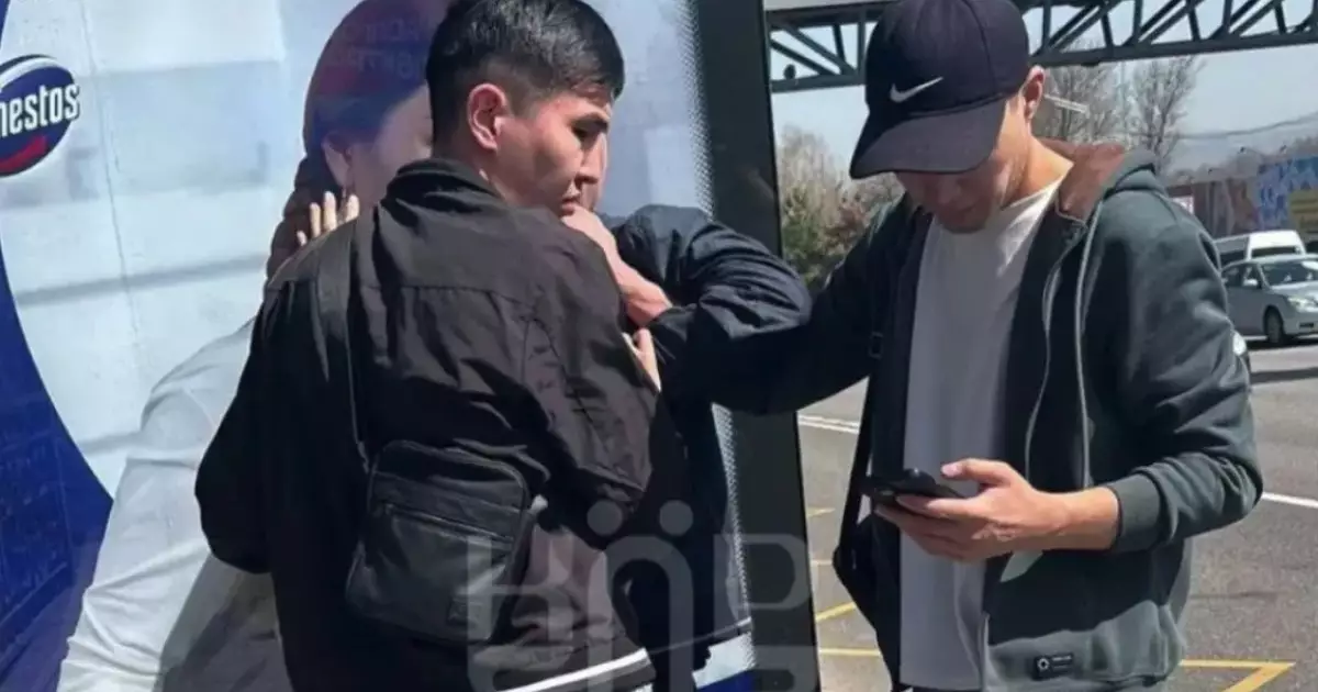  «Сүйіп алмақ болды»: Алматыда автобуста қызға шабуыл жасаған ер адам ұсталды 