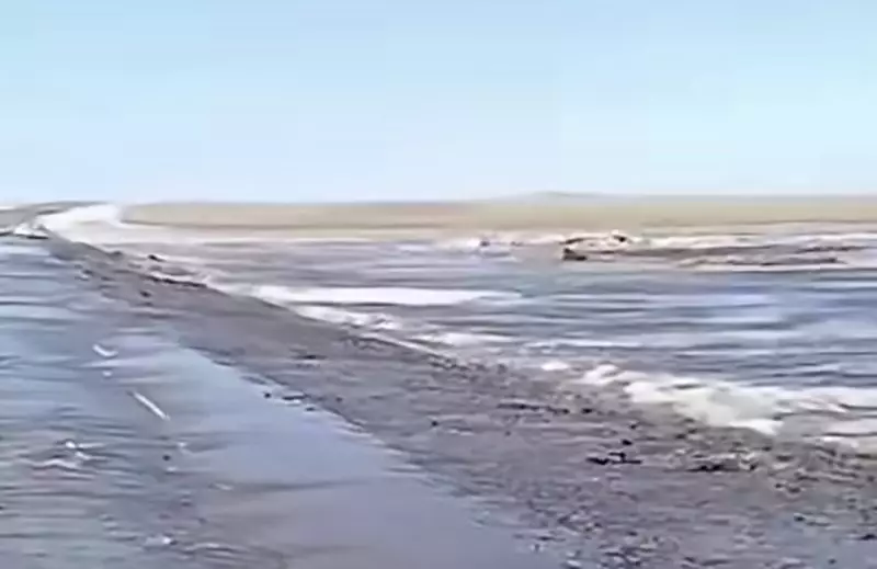 Талые воды затопили трассы на севере Казахстана