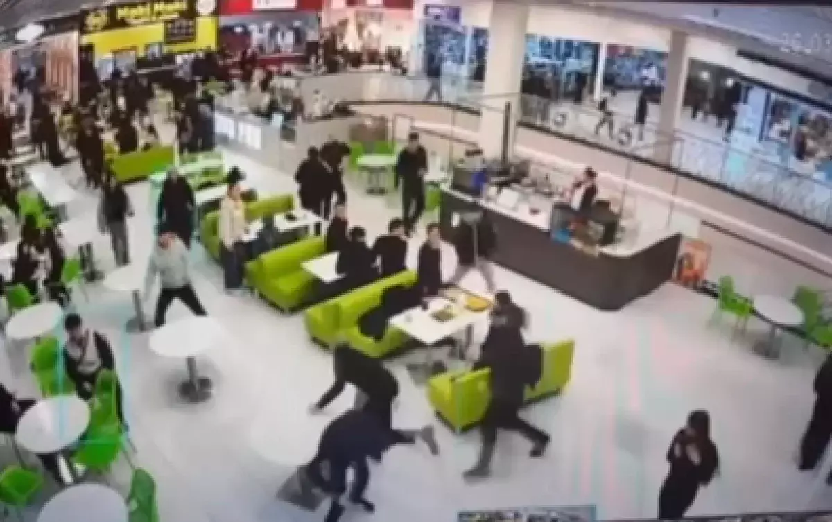 В ТРЦ Астаны группа парней устроила драку, есть задержанные