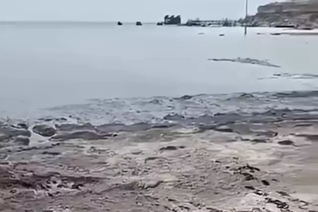 Ақтау тұрғындары Каспий теңізіне белгісіз сұйықтықтың төгілгеніне күмәнданды