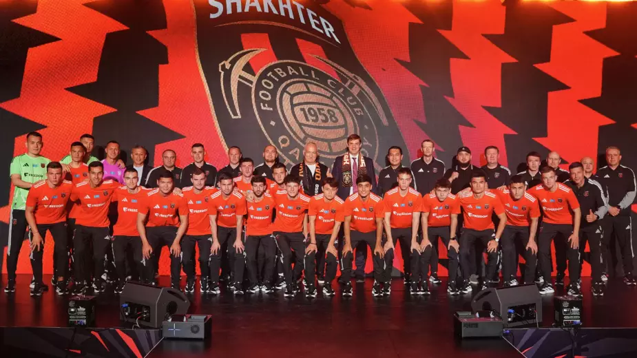 Как карагандинский "Шахтер" презентовал команду – показали новую форму, представили состав, провели автограф сессию