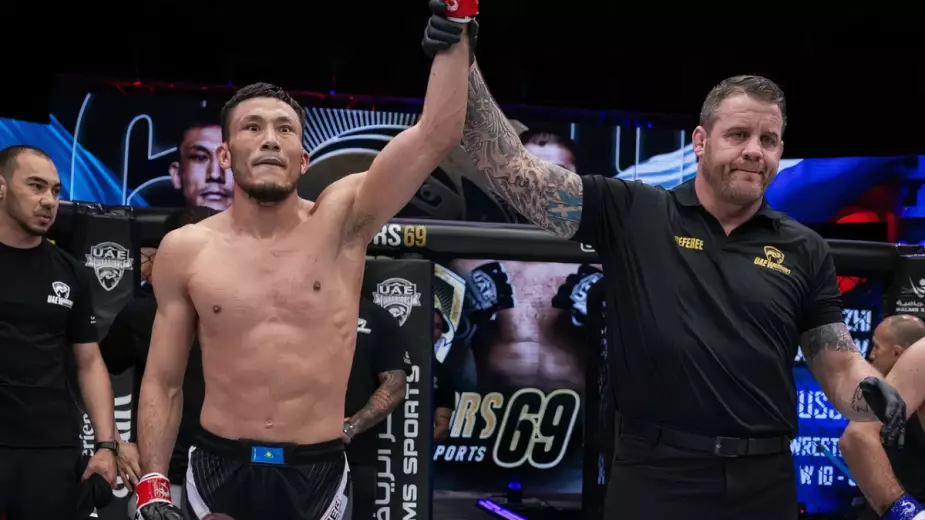 Казахстанец Сундет Айткул нокаутировал россиянина на UAE Warriors 69