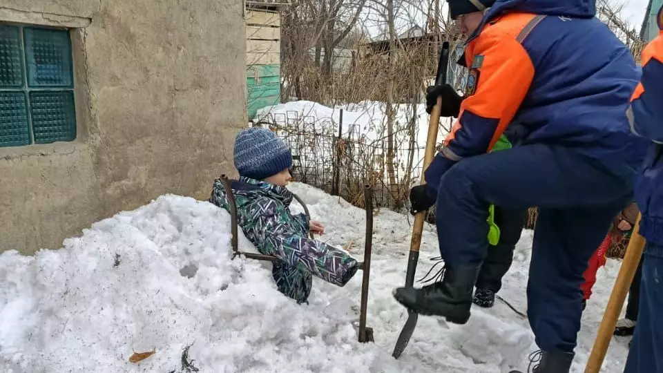 В Усть-Каменогорске семилетний мальчик застрял в снегу во время игры
