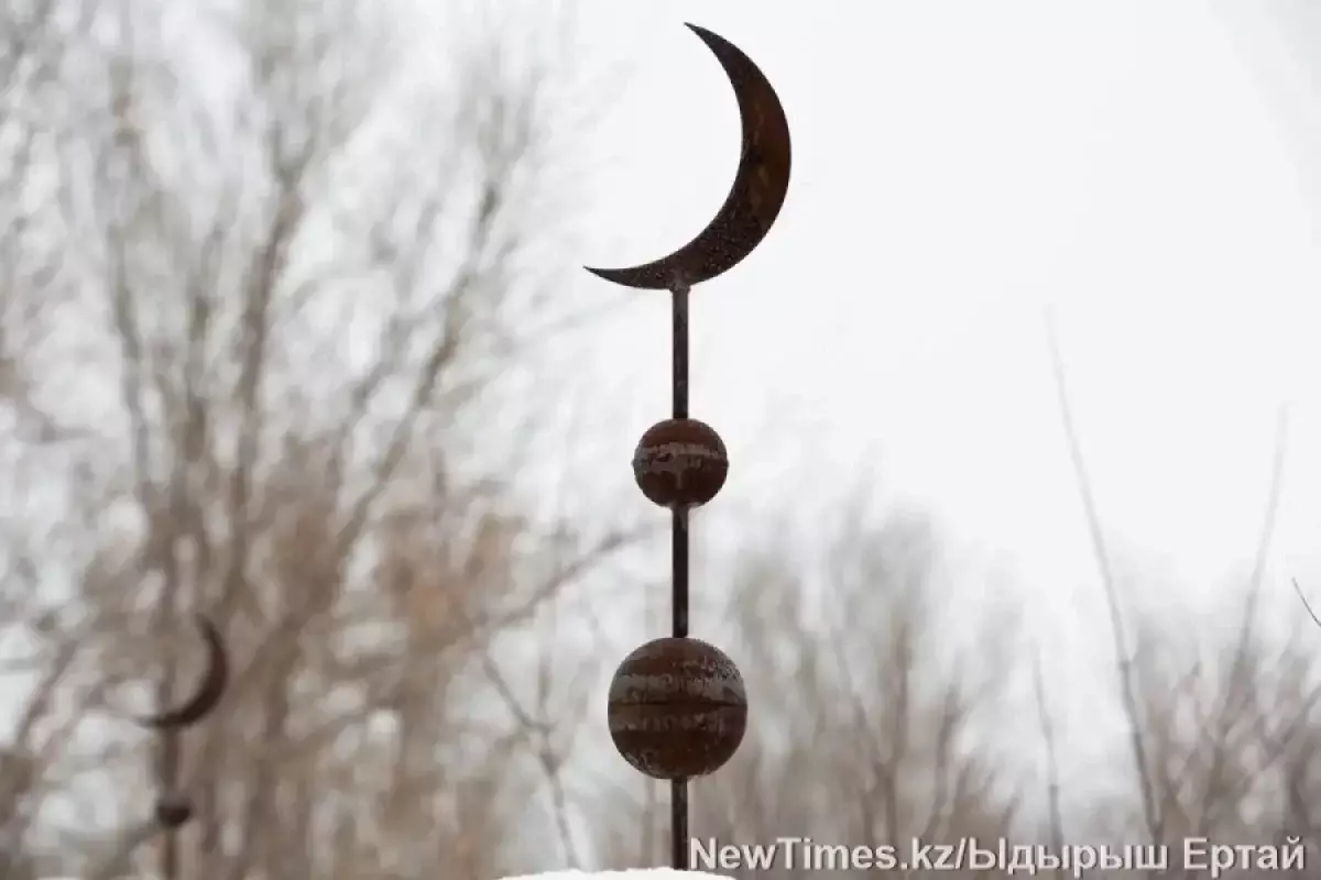 В Сатпаеве простились со зверски убитыми матерью и дочерью