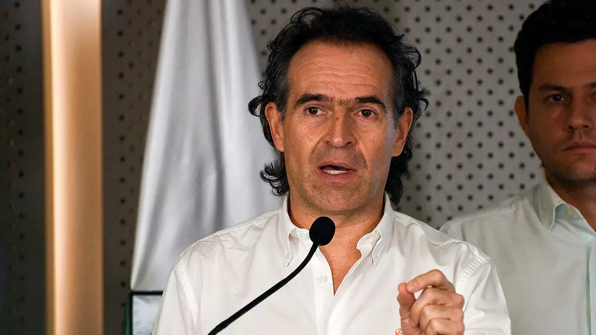 Тело найдено в ходе поисков пропавшей стюардессы American Airlines в Колумбии, сообщил мэр.