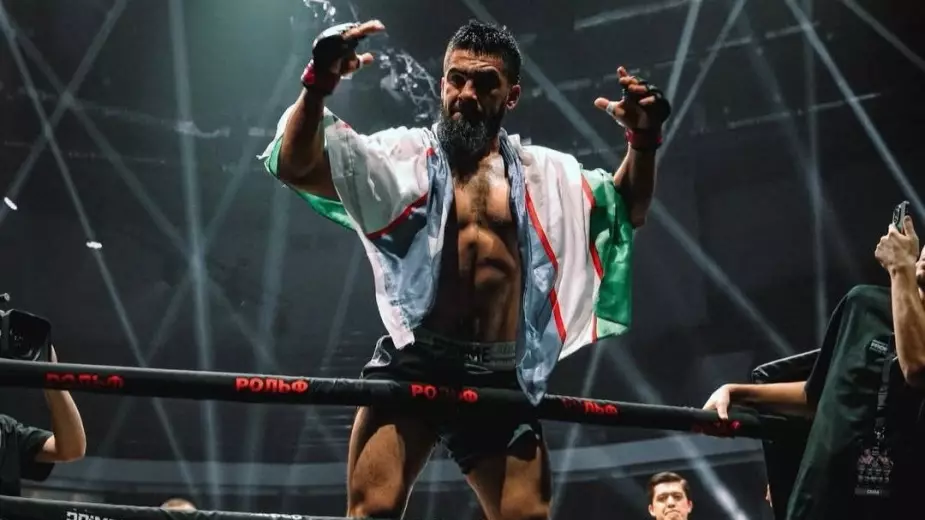 Узбекистанец Абби нокаутировал казахстанца в первом раунде (ВИДЕО)