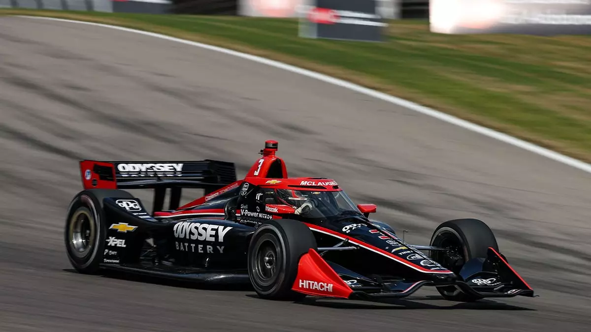 Пилот IndyCar чудом избежал травм после столкновения с ограждением трассы.