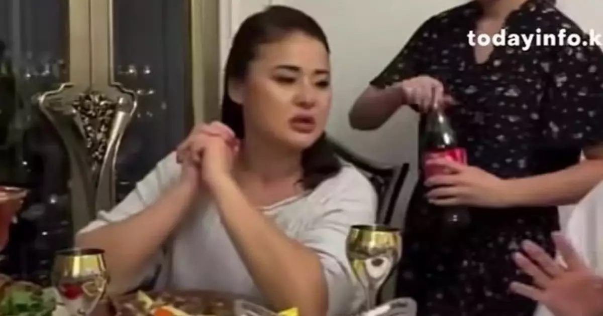  `Ұяттан жұрдай`: Мөлдір Мұқанованың отырысы жұрттың ашуын туғызды 