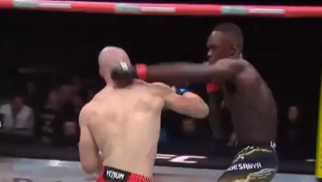 Нокаутом Адесаньи обернулся главный бой турнира UFC