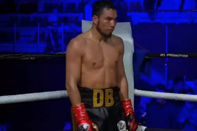 Дулат Бекбауов Таразда өзбек боксшысы техникалық нокаутпен жеңді