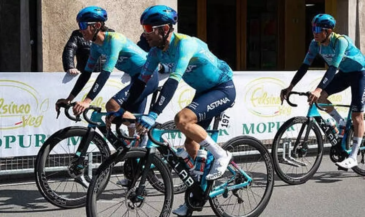 Велогонщик «Астаны» держится в лидерах многодневки в Италии