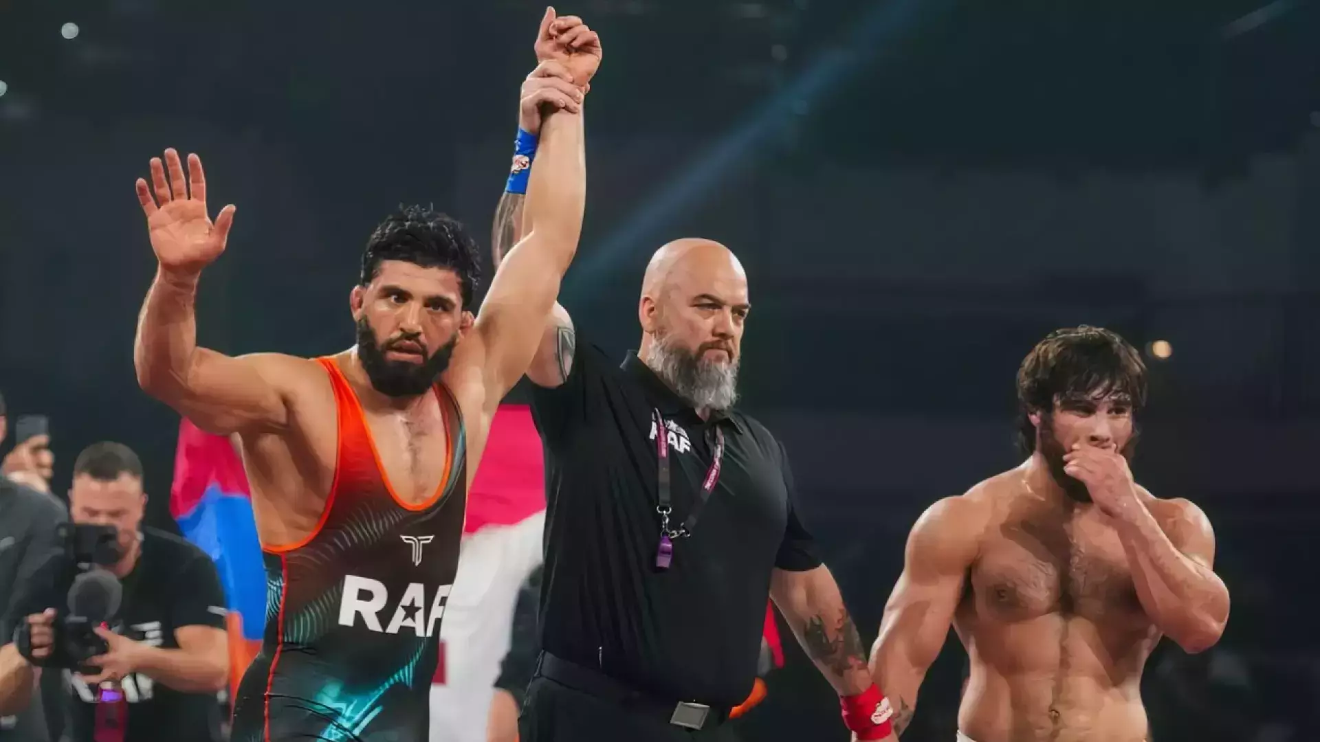 Арман Царукян победил скандального американца на борцовском турнире RAF 7