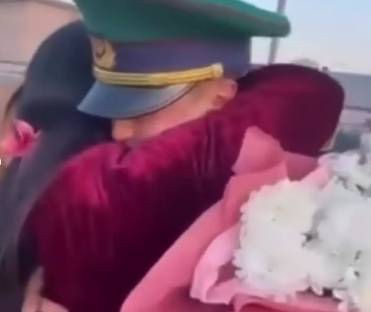 Казахстанка встретила сына из армии — видео растрогало соцсети