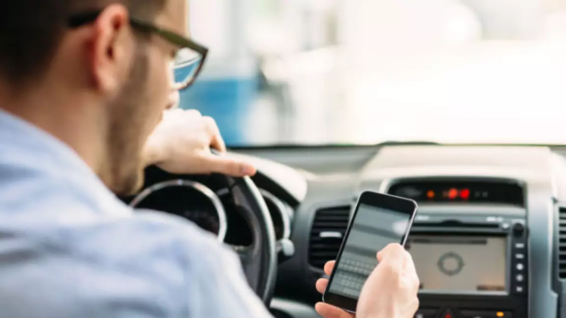 Жүргізушілерге ескерту: телефон ұстау тыйым салынған