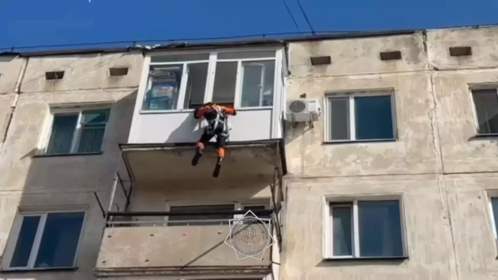 Соседи вызвали спасателей мужчине, переставшему выходить на связь