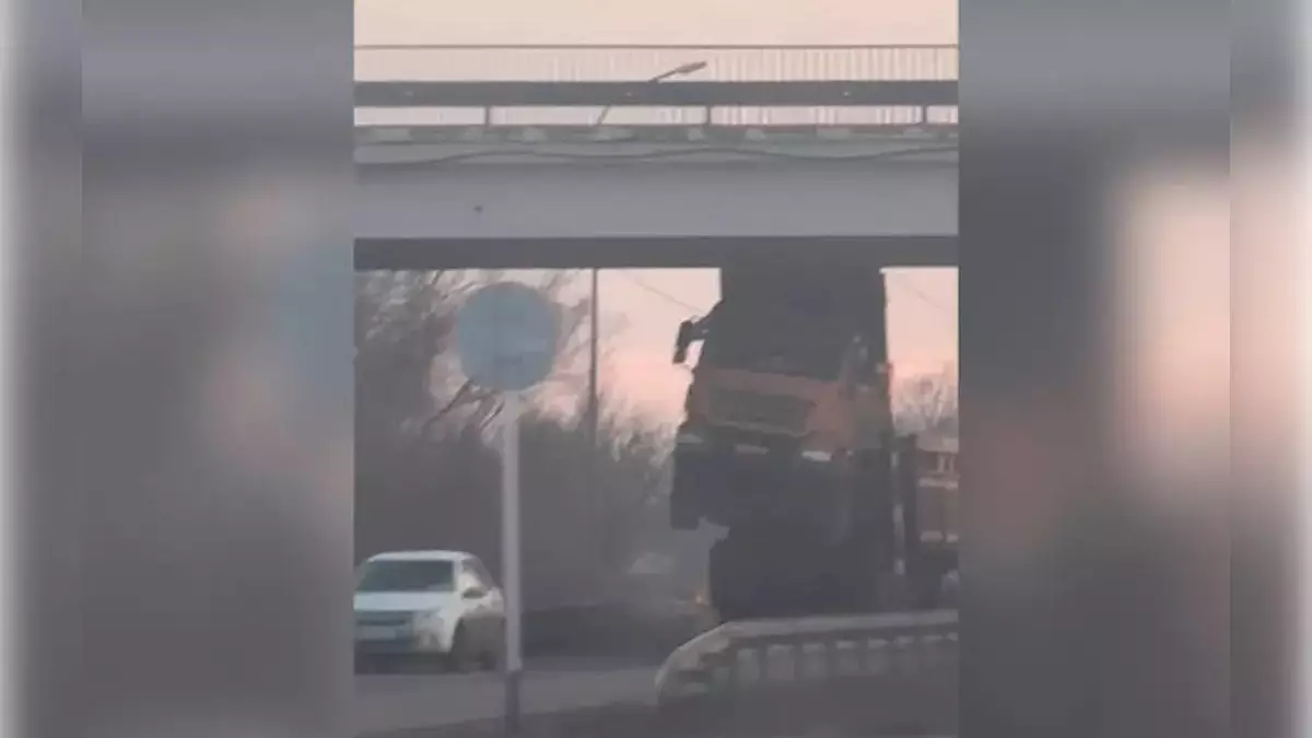 Грузовик протаранил мост на выезде из Костаная