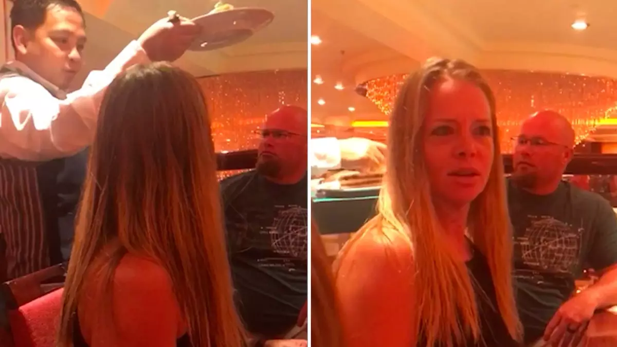 Официант на круизном лайнере случайно сорвал сюрприз с предложением руки во время ужина пары.