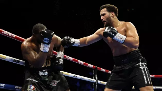 Бір соққымен ирелеңдетіп жіберді. Бокс кешінің басты айқасы ауыр нокаутпен бітті