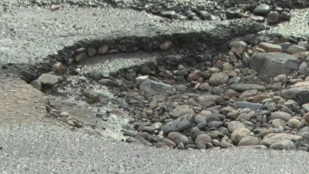 Асфальт сошёл вместе со снегом, жалуются жители Усть-Каменогорска