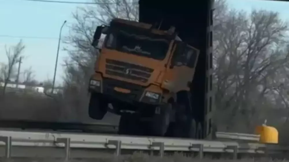 Многотонный грузовик застрял под мостом в Костанае, пострадал водитель