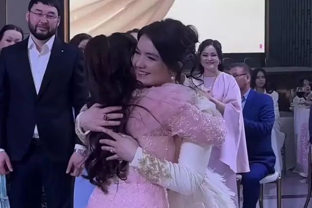 «Құдағиды алып қашуға дайынмын»: Қайрат Әділгерейдің әзілі тойдағылардың көңілін түсірді