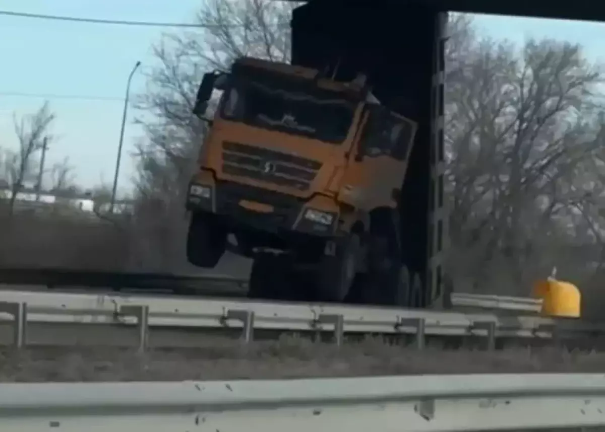 Многотонный грузовик повис под мостом в Костанае