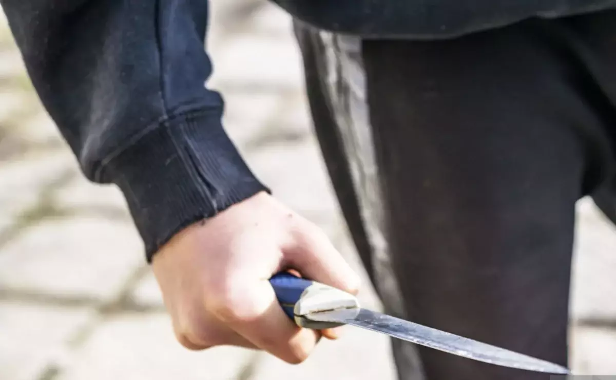 В Атырау таксист ранил пассажира ножом после конфликта