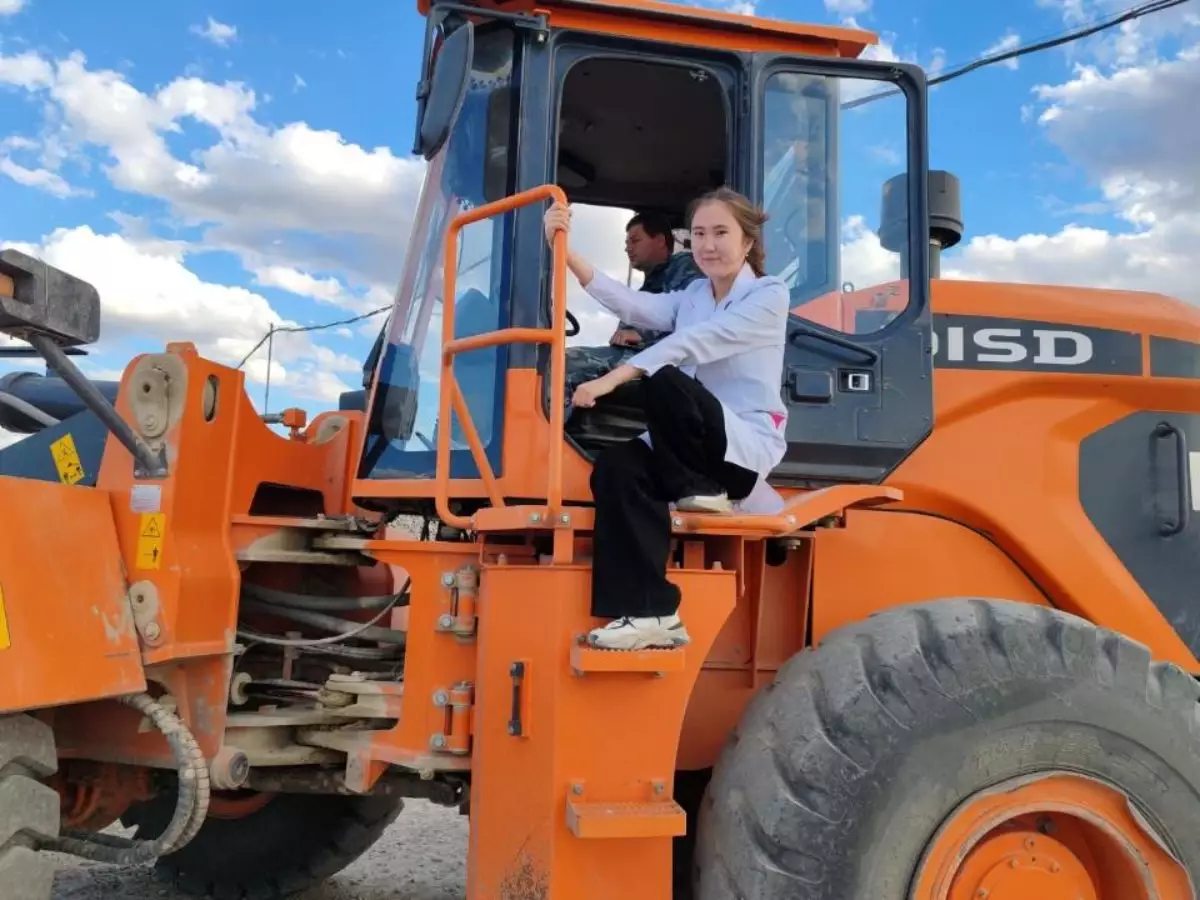 Абай облысында оқушы пластикалық қалдықтардан экоасфальт жасады