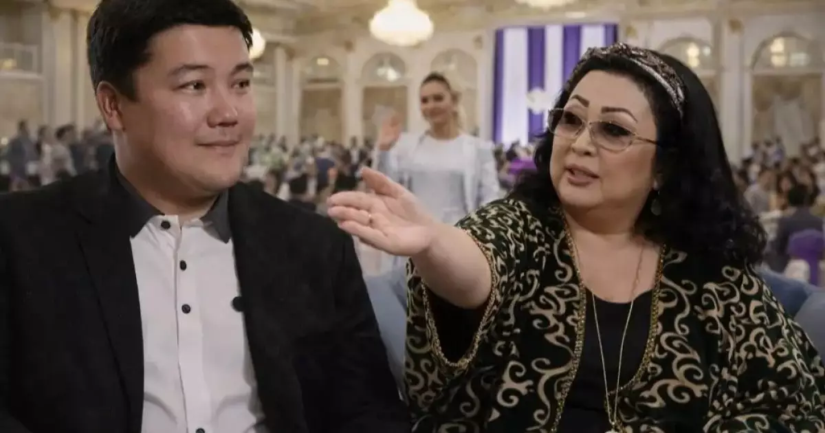  Мақпал Жүнісова Қабатовқа әзіл айтып, тойды ду күлкіге бөледі 