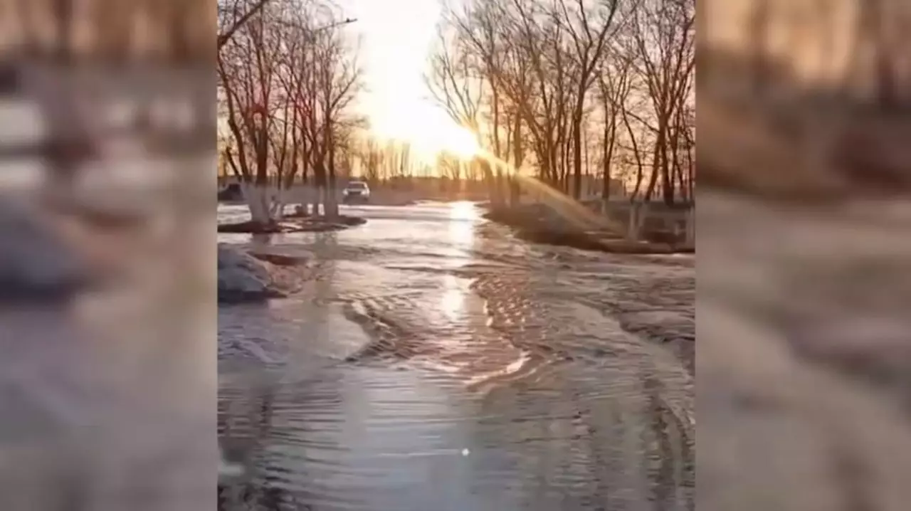 Талую воду отводят от жилых массивов в Костанайской области