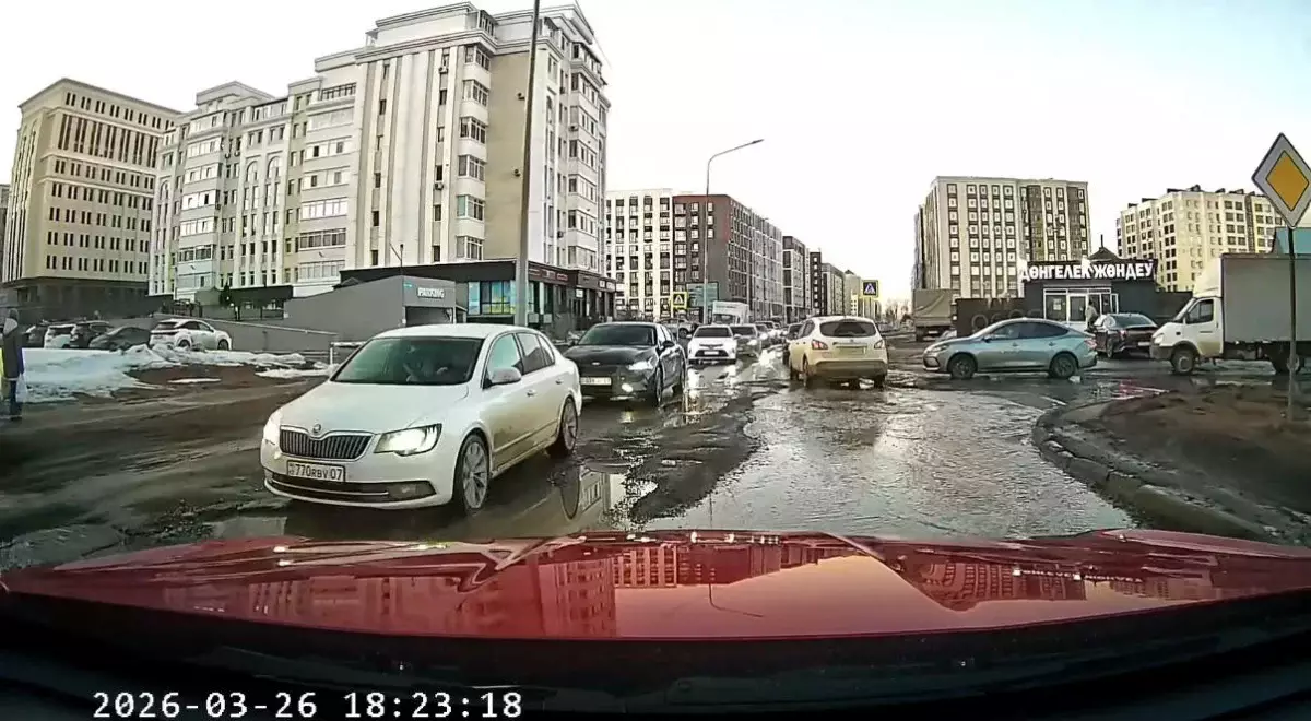 Убитые дороги в центре Астаны возмутили казахстанцев