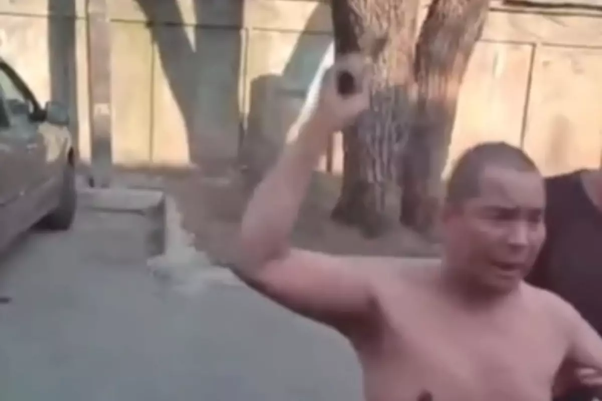  С ножами на скорую: в Алматы пьяный мужчина запер врачей в квартире