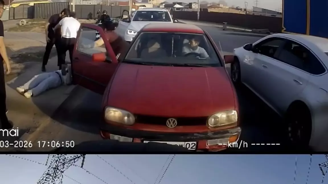 Алматыда жүк көлігіне көмектеспек болған жігіт соққыға жығылды: полиция оқиғаға қатысты мәлімдеме жасады