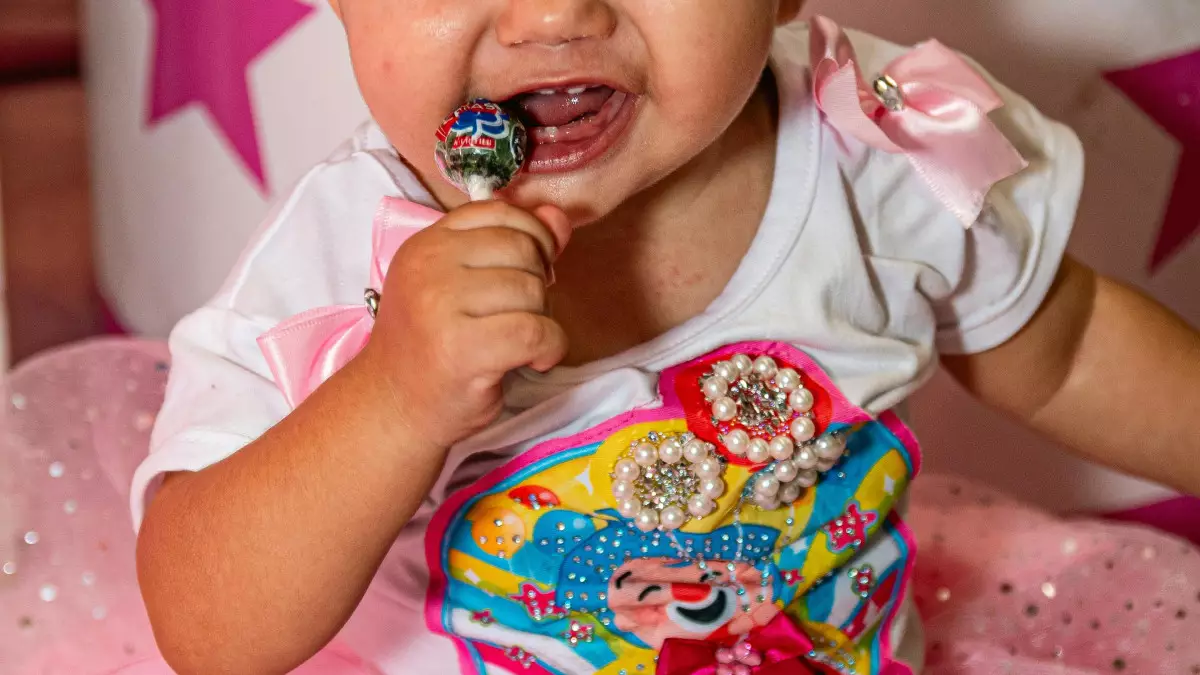 Дәрігерлер тамағына кәмпит тұрып, тынысы тоқтап қалған баланы құтқарды