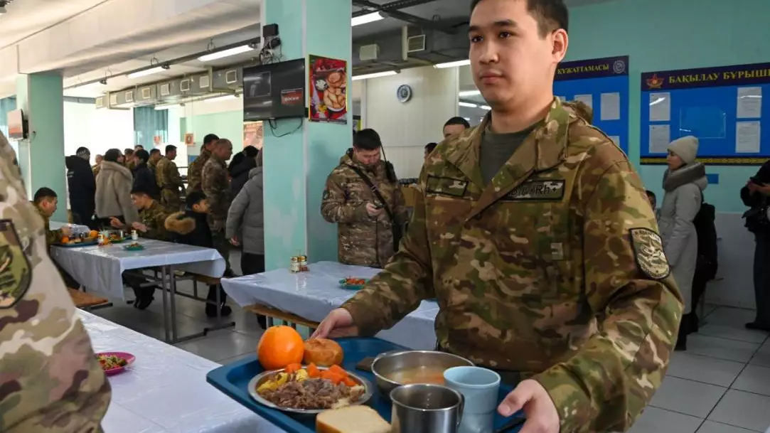 Швед үстелі: Әскердегі сарбаздар енді бауырсақ пен палаумен тамақтанады
