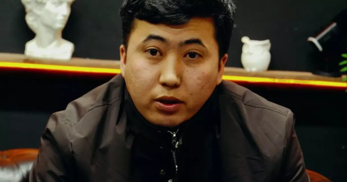  Жаңа адамдар 13 жасар қызбен кинорумда кездеспек болған педофилді ұстап алды (ВИДЕО) 