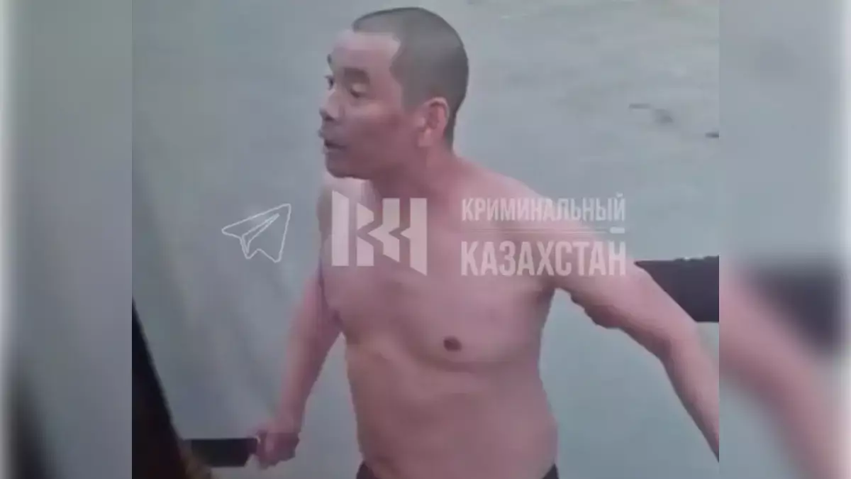 Алматыда мас ер адам жедел жәрдем қызметкерлеріне пышақпен шабуыл жасаған