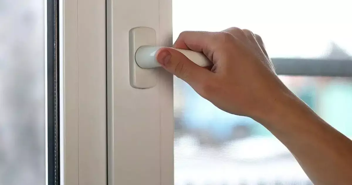  Қостанайда 15 жастағы қыз көпқабатты тұрғын үйдің терезесінен құлап кетті 