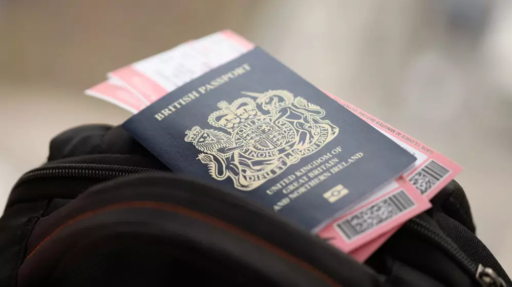 Паспорт с “сюрпризом“. Пассажирку не пустили на рейс по необычной причине