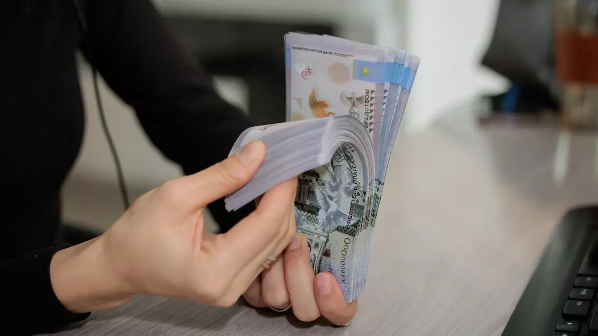 В «КазАвтоЖол» назвали средние и топовые зарплаты